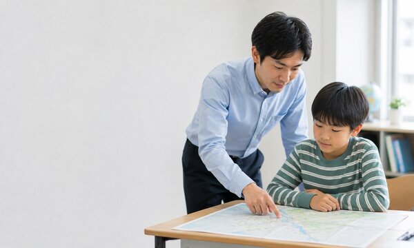プリントを使い勉強を個別指導する男性教師