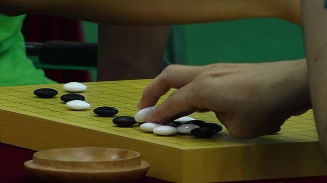 바둑 바둑판 바둑돌 흑돌 백돌 대국 경기 대회 시계 체스시계 바둑통 손 대결 승부 전략 기원 보드게임 전통게임 문화 지능 스포츠 기보 바둑기사 기사 선수 대국자 타이머 계측기 목재바둑판 바둑알 수순 포진 두뇌게임 마인드스포츠 수읽기 행마
