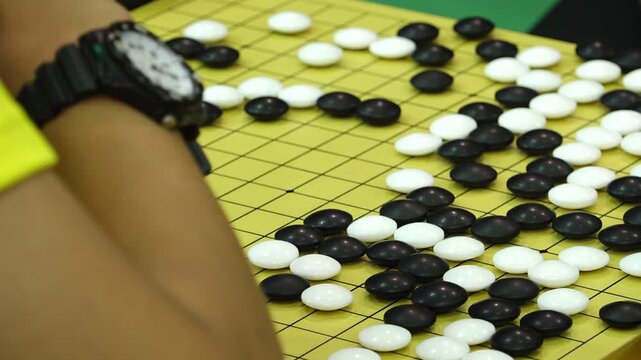 바둑 바둑판 바둑돌 흑돌 백돌 대국 경기 대회 시계 체스시계 바둑통 손 대결 승부 전략 기원 보드게임 전통게임 문화 지능 스포츠 기보 바둑기사 기사 선수 대국자 타이머 계측기 목재바둑판 바둑알 수순 포진 두뇌게임 마인드스포츠 수읽기 행마