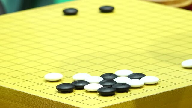 바둑 바둑판 바둑돌 흑돌 백돌 대국 경기 대회 시계 체스시계 바둑통 손 대결 승부 전략 기원 보드게임 전통게임 문화 지능 스포츠 기보 바둑기사 기사 선수 대국자 타이머 계측기 목재바둑판 바둑알 수순 포진 두뇌게임 마인드스포츠 수읽기 행마