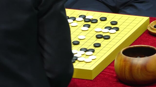 바둑 바둑판 바둑돌 흑돌 백돌 대국 경기 대회 시계 체스시계 바둑통 손 대결 승부 전략 기원 보드게임 전통게임 문화 지능 스포츠 기보 바둑기사 기사 선수 대국자 타이머 계측기 목재바둑판 바둑알 수순 포진 두뇌게임 마인드스포츠 수읽기 행마