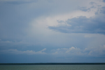 Fototapeta premium A serene landscape shot featuring a vast expanse of cloudy sky dominating the frame. 