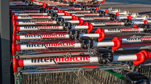 Gap, France - 16 ao&ucirc;t 2026: Logos "Intermarch&eacute;" sur les charriots de courses &agrave; l'ext&eacute;rieur d'un supermarch&eacute;. Intermarch&eacute; est une enseigne fran&ccedil;aise de grande distribution du Groupement Mousquetaires