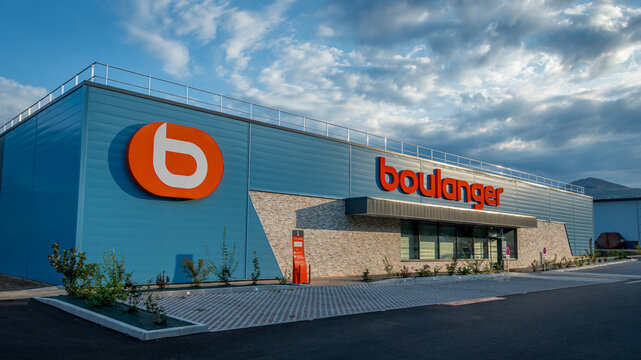 Gap, France - 16 ao&ucirc;t 2026: Vue ext&eacute;rieure d'un magasin Boulanger. Boulanger est une entreprise fran&ccedil;aise sp&eacute;cialis&eacute;e dans le loisir, l'&eacute;lectronique grand public et l'&eacute;lectrom&eacute;nager