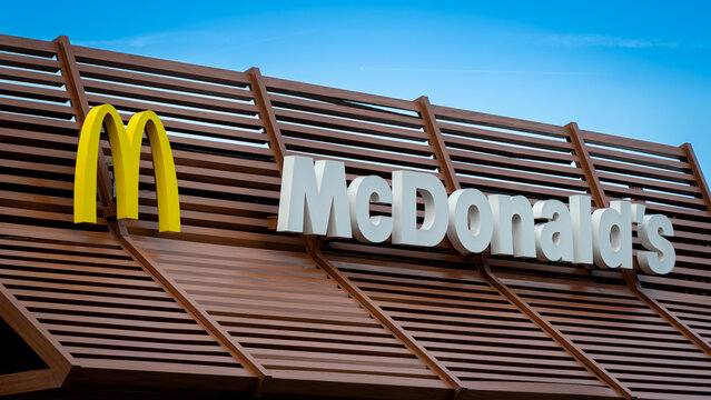 Gap, France - 16 ao&ucirc;t 2026: Enseigne et logo sur un restaurant McDonald's. McDonald's Corporation est une multinationale am&eacute;ricaine de restauration rapide avec une pr&eacute;sence mondiale