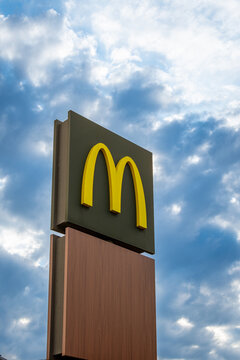 Gap, France - 16 ao&ucirc;t 2026: Enseigne et logo &agrave; l'entr&eacute;e d'un restaurant McDonald's. McDonald's Corporation est une multinationale am&eacute;ricaine de restauration rapide avec une pr&eacute;sence mondiale