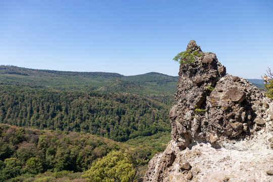 Markanter Felsen &uuml;ber weitem Waldpanorama