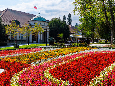 2025-09-09; Pijalnia Wod Mineralnych pavilion behind vibrant flower beds, Polanica-Zdroj, Poland.
