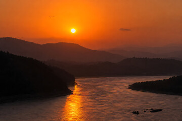 Fototapeta premium Beautiful cinematic sunset over the winding river and canyon of Gandikota