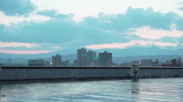 晴天の夕方,屋上に雨が降る