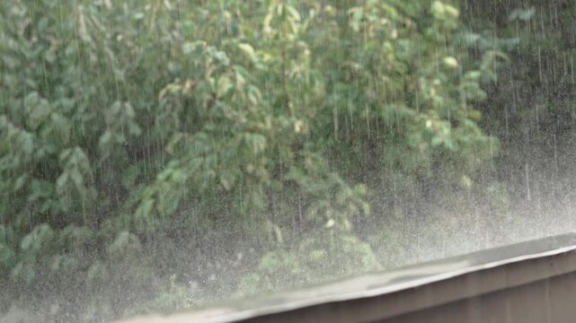 突然の大雨が屋根に打ち付ける