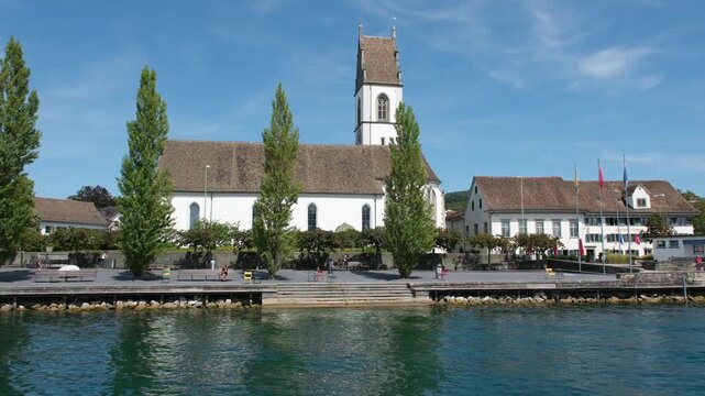 Seepromenade von der Gemeinde Meilen am Z&uuml;richsee im Sommer &ndash; Blick vom Boot aus auf die Uferpromenade im Sommer, ein beliebtes Ausflugsziel f&uuml;r Touristen und Schweizer B&uuml;rger