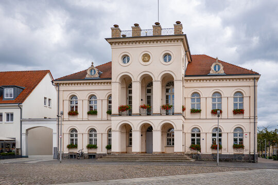 Historisches Rathaus Neustrelitz mit blumengeschm&uuml;ckter S&auml;ulenarkade am Marktplatz.