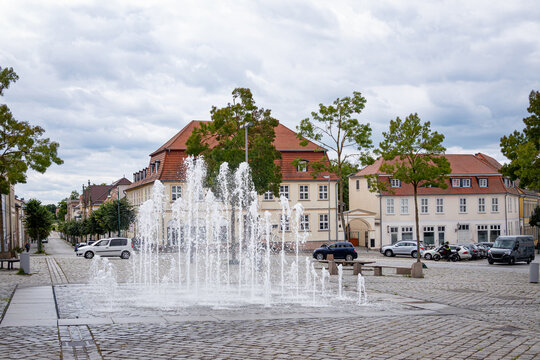 Sprudelndes Wasserspiel auf dem Neust&auml;dtischen Markt in Neustrelitz.