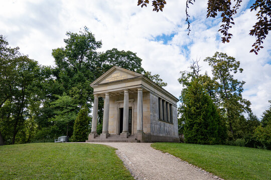 Luisentempel im Schlosspark Neustrelitz mit klassizistischer S&auml;ulenfront.