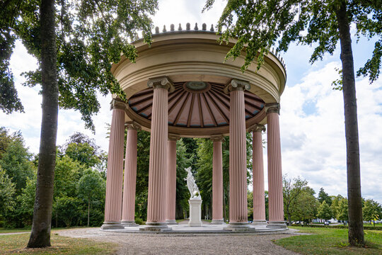 Klassizistischer Hebe-Tempel im Schlosspark Neustrelitz mit Hebe-Statue.