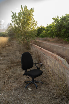 silla de oficina en el campo