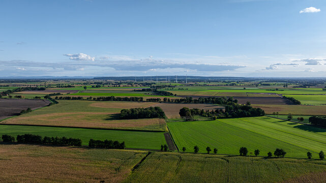Luftaufnahme der Kulturlandschaft im Diepholzer Bruch mit Blick zum Stemweder Berg.