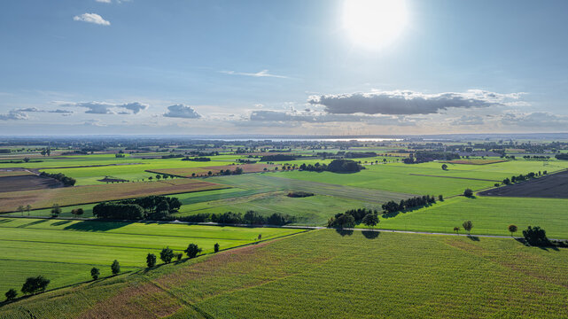 Luftaufnahme der Agrarlandschaft Diepholzer Bruch mit D&uuml;mmer See im Hintergrund.