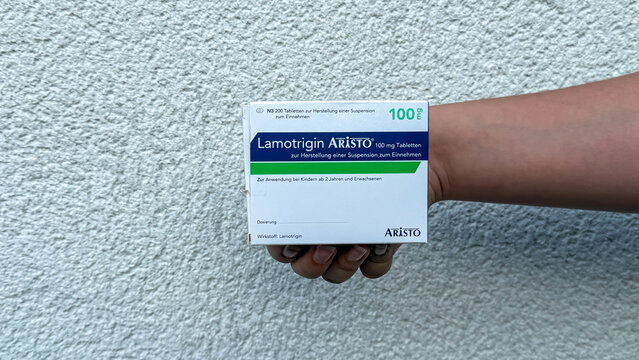 Hand holding lamotrigin aristo 100 mg tablets box