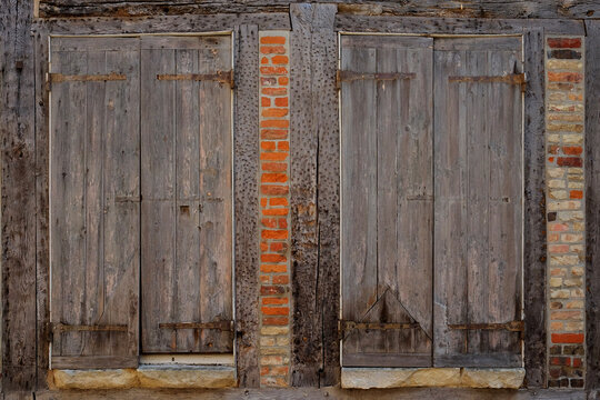 vieux volets sur une maison ancienne