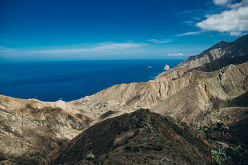 Fototapeta premium Breathtaking coastal mountain landscape with expansive ocean view under a clear blue sky