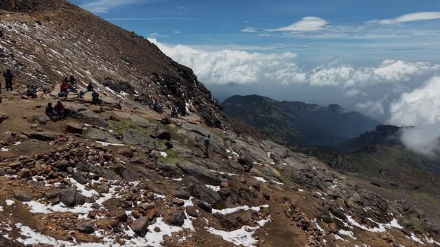 Video cinematogr&aacute;fico en 4K que muestra una vista panor&aacute;mica de una majestuosa monta&ntilde;a con picos nevados bajo un cielo despejado. Imagen n&iacute;tida de la naturaleza salvaje y vegetaci&oacute;n alpina.