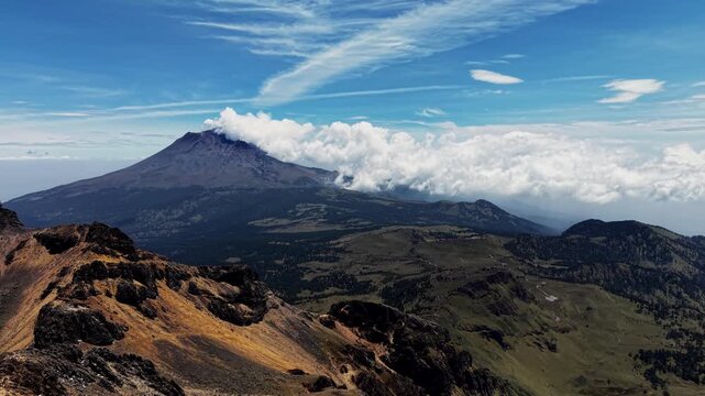 Vista Panoramica Cinematogr&aacute;fica 4K del Volcan Popocat&eacute;petl.