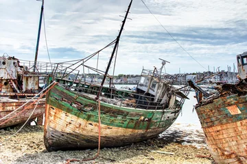 Un vieux bateau échoué dans un cimetière marin © feuerpferd1111