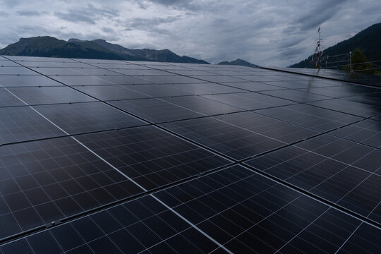 Photovoltaik Panels Dach Installation - Solar Zellen mit stark bew&ouml;lktem Himmel Hintergrund