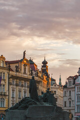 Naklejka premium Jan Hus Memorial Statue in Old Town Square Prague at Sunset