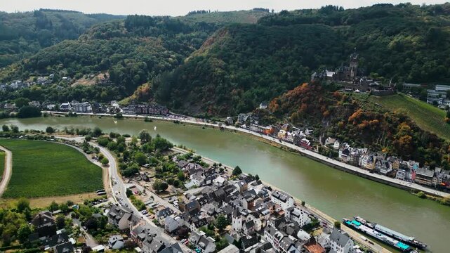 Panoramaaufnahme aus der Luft &uuml;ber Cochem mit der Mosel und der Reichsburg auf dem H&uuml;gel