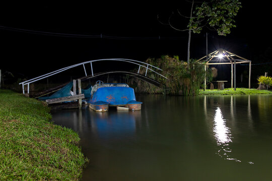 Pedalinho em lago &agrave; noite