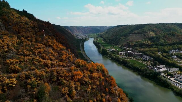 &Uuml;berf&uuml;hrung bei Cochem mit Flagge und Blick auf die Mosel