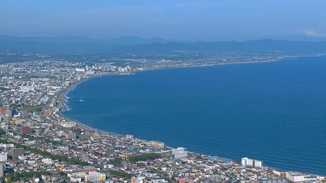 海岸線沿いに広がる街を見下ろした風景。
