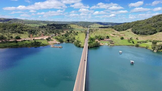 Vista a&eacute;rea da ponte sob o Rio Araguari na chegada de  Uberl&acirc;ndia, Minas Gerais (BR-365)