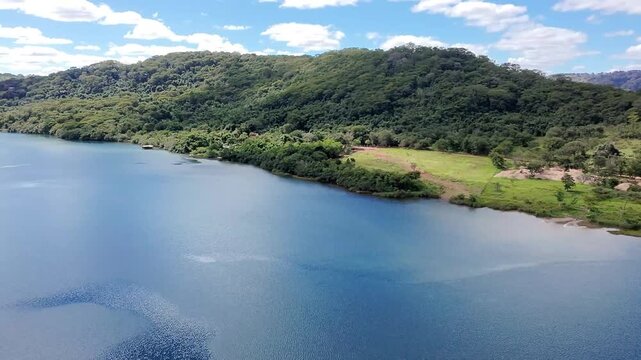 Vista a&eacute;rea da ponte sob o Rio Araguari na chegada de  Uberl&acirc;ndia, Minas Gerais (BR-365)