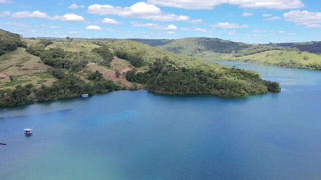 Vista a&eacute;rea da ponte sob o Rio Araguari na chegada de  Uberl&acirc;ndia, Minas Gerais (BR-365)