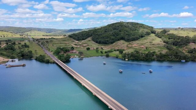 Vista a&eacute;rea da ponte sob o Rio Araguari na chegada de  Uberl&acirc;ndia, Minas Gerais (BR-365)