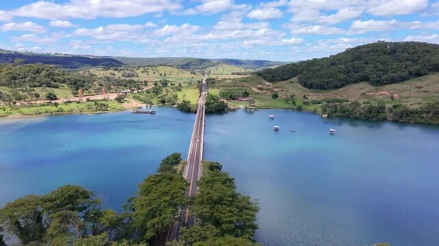 Vista a&eacute;rea da ponte sob o Rio Araguari na chegada de  Uberl&acirc;ndia, Minas Gerais (BR-365)