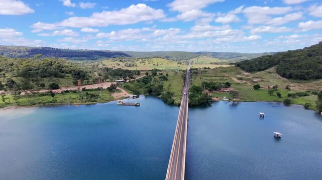 Vista a&eacute;rea da ponte sob o Rio Araguari na chegada de  Uberl&acirc;ndia, Minas Gerais (BR-365)