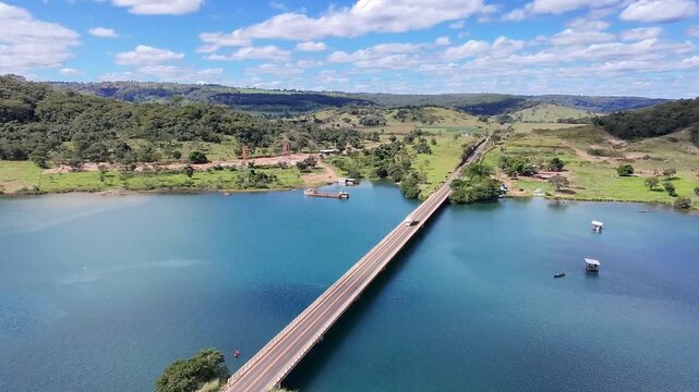 Vista a&eacute;rea da ponte sob o Rio Araguari na chegada de  Uberl&acirc;ndia, Minas Gerais (BR-365)