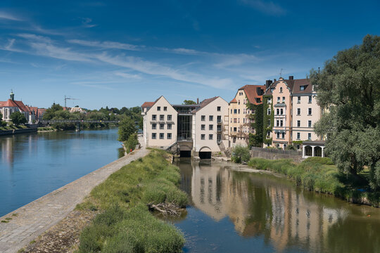 SORAT Insel-Hotel am Fluss Donau am Beschl&auml;cht, einem begehbaren Damm, der die Donauinseln oberer W&ouml;hrd und unterer W&ouml;hrd in Regensburg verbindet