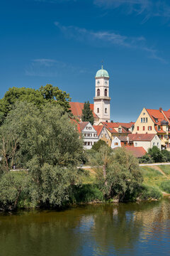 Die Kirche St. Mang im Regensburger Stadtteil Stadtamhof von der Steinernen Br&uuml;cke gesehen