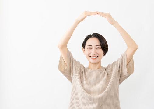 半袖ニット姿の女性　ライフスタイルイメージ