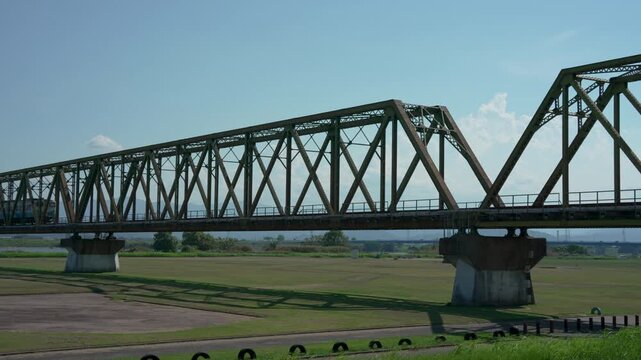 A diesel train on the Yoshino River Bridge (Kotoku Line)
The Yoshino River Bridge on the JR Kotoku Line, completed in March 1935, is a historic railway bridge spanning the Yoshino River in 