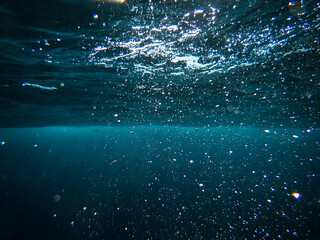 Fototapeta premium sea, underwater, sunlight, water, background, ocean, under, wave, blue, deep, undersea, light, rays, diving, marine, sun, abstract, surface, clean, texture, sunbeam, dark, clear, nature, aquatic sea.