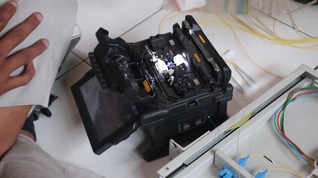 Connecting fiber optic cables with a fusion splicer