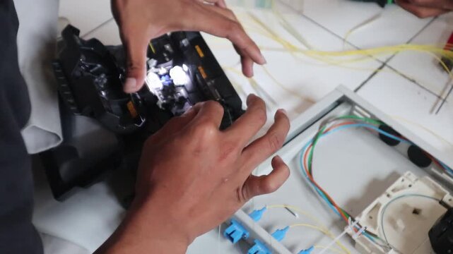 Connecting fiber optic cables with a fusion splicer