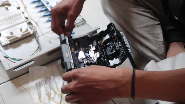 Connecting fiber optic cables with a fusion splicer